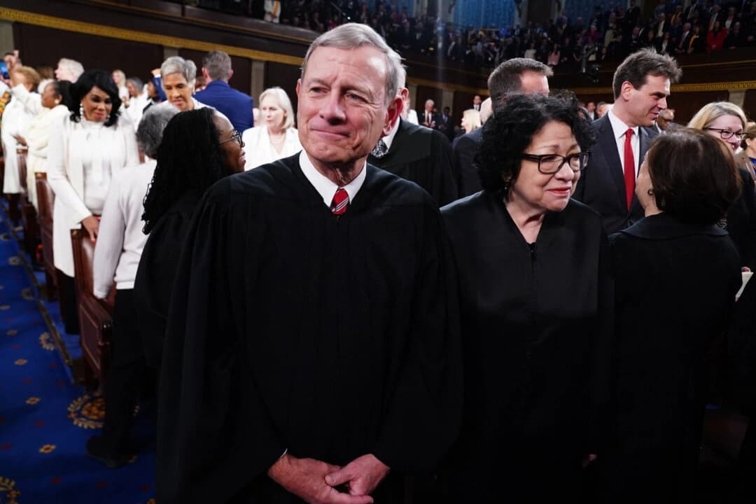 El presidente de la Corte Suprema, John Roberts (izquierda), y la jueza asociada Sonia Sotomayor (derecha) se encuentran en la Cámara de Representantes antes del discurso sobre el estado de la Unión del presidente Joe Biden en la Cámara del Capitolio de Estados Unidos en el Distrito de Columbia el 7 de marzo de 2024. (Shawn Thew/POOL/AFP)