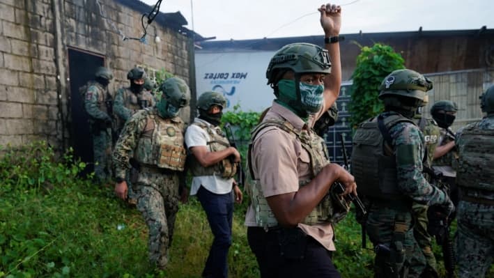 Presidente de Ecuador pide a las fuerzas especiales de EE. UU. ayuda para combatir bandas de narcos