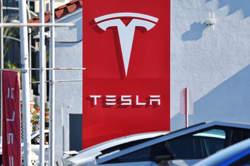 Al menos 80 vehículos de Tesla, vandalizados en un concesionario de la marca en Canadá