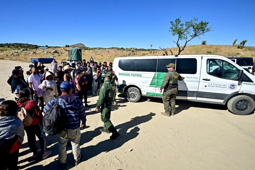 Los agentes de aduanas y de la Patrulla Fronteriza llegan con un vehículo después de que un grupo de inmigrantes ilegales entrara a pie en Estados Unidos desde México en Jacumba Hot Springs, California, el 5 de junio de 2024. (Frederic J. Brown/AFP a través de Getty Images)