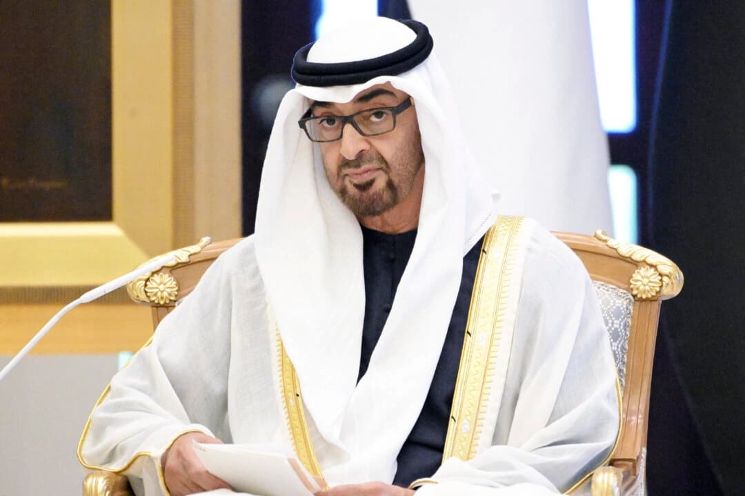 El presidente de los Emiratos Árabes Unidos, el jeque Mohamed bin Zayed Al Nahyan, asistió a una reunión con el presidente ruso en Abu Dabi el 6 de diciembre de 2023. (Alexey Nikolsky/AFP vía Getty Images)