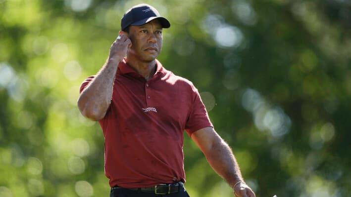 Tiger Woods camina hacia el green en el quinto hoyo durante la ronda final del torneo de golf Masters en el Augusta National Golf Club de Augusta, Georgia, el 14 de abril de 2024. (Charlie Riedel/AP Photo).