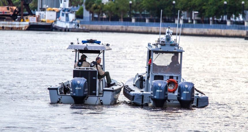 Mueren 2 personas y 2 continúan desaparecidas tras volcadura de embarcación en río de Florida