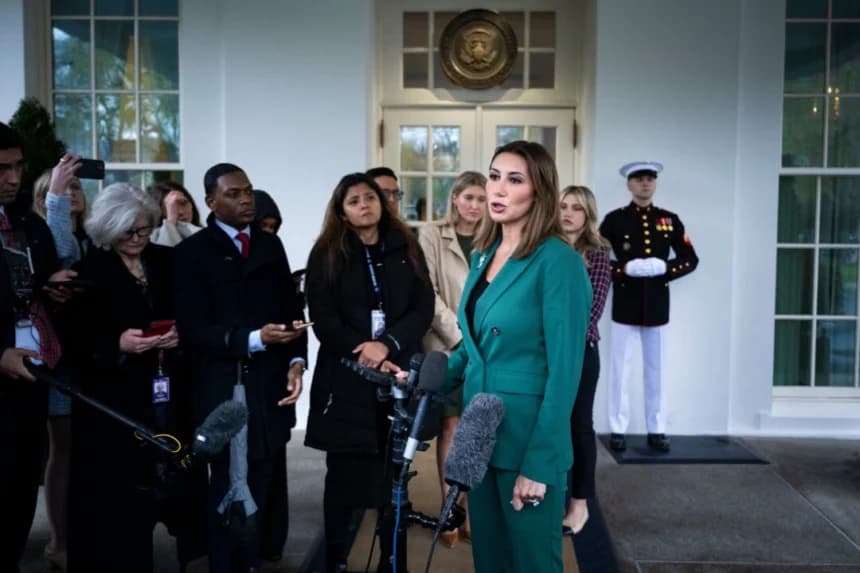 Alina Habba sube al escenario en un mitin del candidato presidencial republicano y expresidente Donald Trump en el Madison Square Garden de Nueva York el 27 de octubre de 2024. (Samira Bouaou/The Epoch Times)