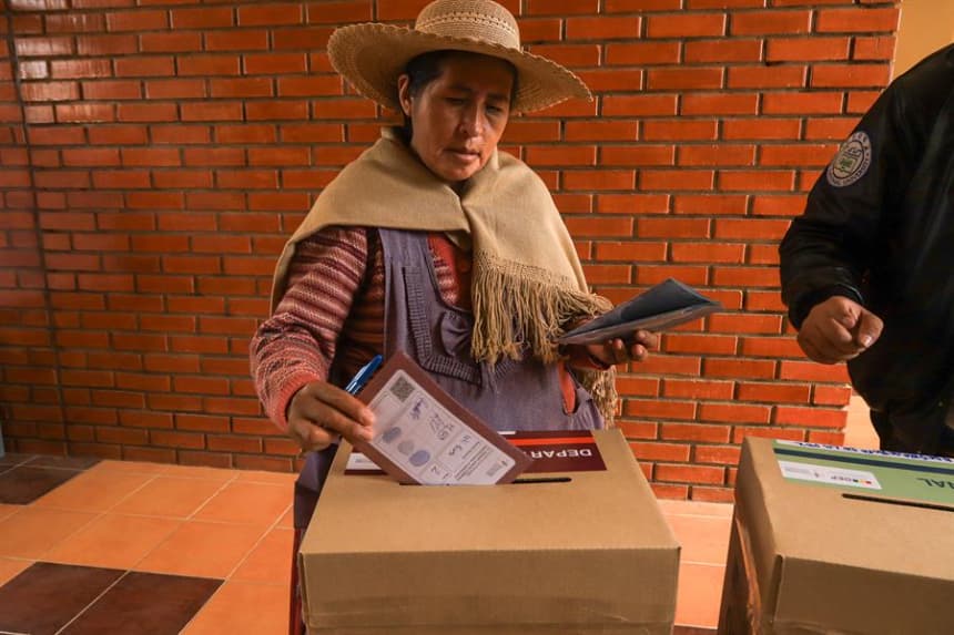 Principal bloque opositor de Bolivia hará 3 encuestas para elegir a candidato presidencial
