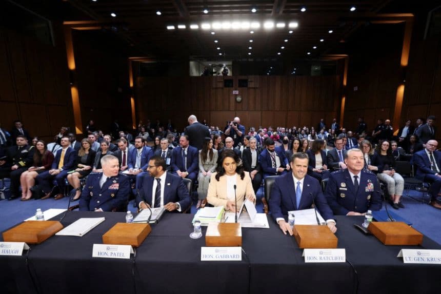 La directora de Inteligencia Nacional, Tulsi Gabbard (C), el director de la CIA, John Ratcliffe (2ª derecha), y el director del FBI, Kash Patel (2ª izq.), en una audiencia del Comité de Inteligencia del Senado sobre amenazas mundiales, en el Capitolio en Washington, el 25 de marzo de 2025. (Kevin Lamarque/Reuters)