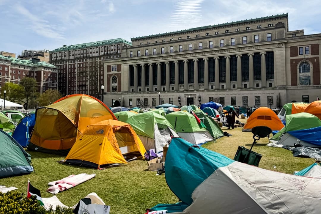 Estudiantes de la Universidad de Columbia protestan por el conflicto entre Israel y Hamás en la Universidad de Columbia en Nueva York el 27 de abril de 2024. (Emel Akan/The Epoch Times)