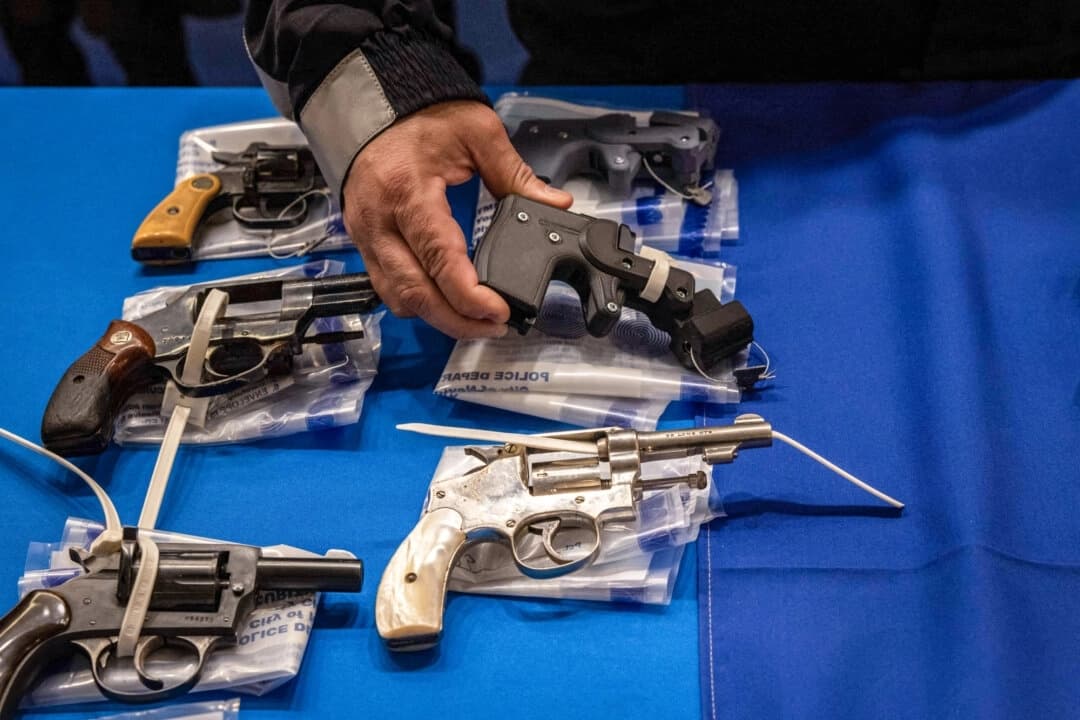 Una persona sostiene una pistola fantasma impresa en 3D durante un evento estatal de recompra de armas organizado por la oficina del Fiscal General del Estado de Nueva York en el distrito de Brooklyn de Nueva York el 29 de abril de 2023. (Yuki Iwamura/AFP a través de Getty Images)