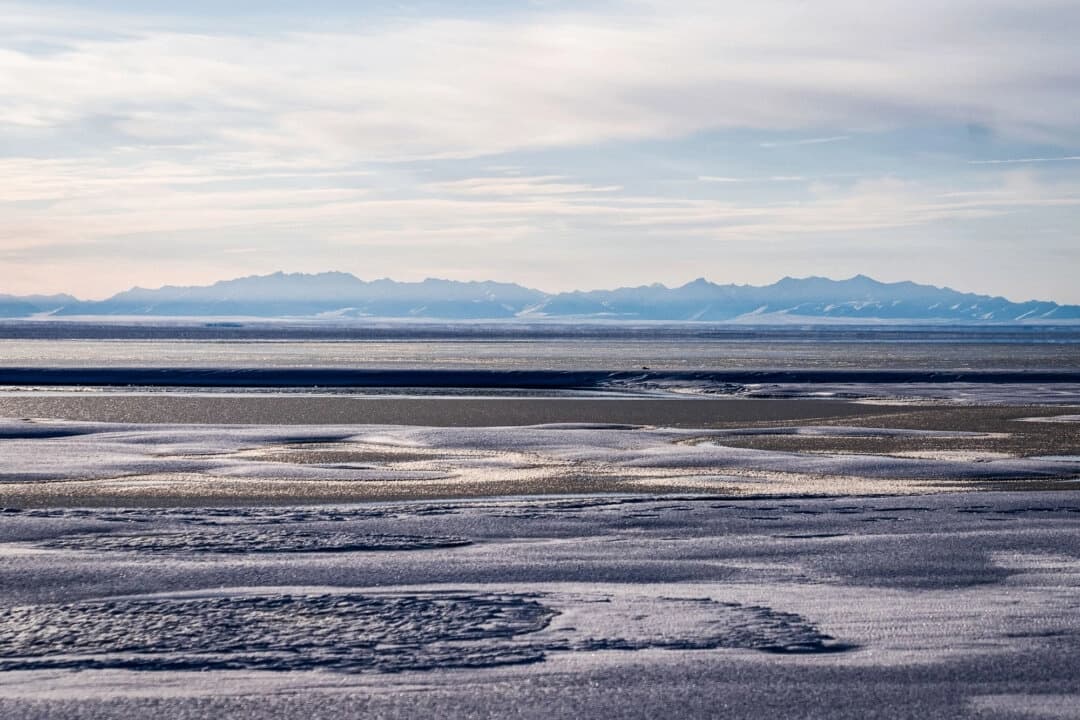 La laguna Kaktovik y las montañas Brooks Range del Refugio Nacional de Vida Silvestre del Ártico en Kaktovik, Alaska, el 15 de octubre de 2024. (Lindsey Wasson/Foto de AP)