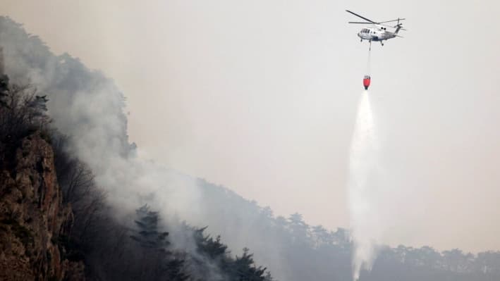 Incendios forestales matan a 27 personas en Corea del Sur y destruyen templos budistas históricos