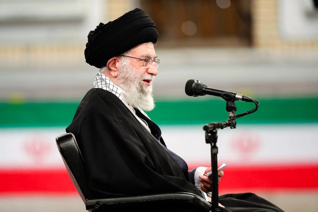 El líder supremo iraní, el ayatolá Ali Jamenei, habla durante una reunión con la fuerza aérea y el personal de defensa aérea del ejército iraní en Teherán, Irán, el 7 de febrero de 2021. (Oficina del Líder Supremo iraní vía AP)