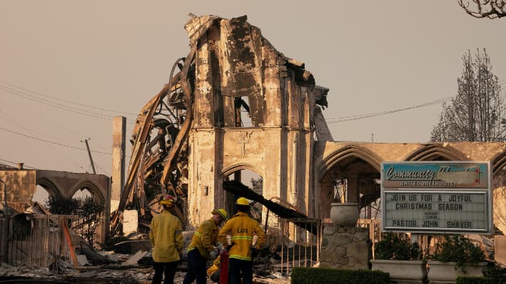 Bomberos trabajando cerca de una iglesia destruida en el incendio de Palisades, en el barrio de Pacific Palisades en Los Ángeles, California, EE. UU., 10 de enero de 2025. (David Ryder/Reuters).