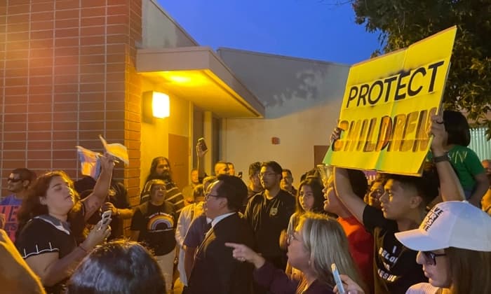 Residentes se congregan afuera de una reunión de la junta del Distrito Escolar Unificado de Orange, durante la cual la junta aprobó una política para notificar a los padres cuando su hijo desee identificarse como transgénero, en Orange, California, el 7 de septiembre de 2023. (Mei Lee/The Epoch Times)