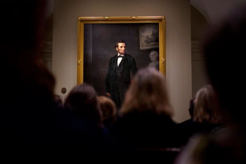 Varias personas se reúnen para una ceremonia de corte de cinta en la Galería Nacional de Retratos del Smithsonian para anunciar la instalación de una pintura de tamaño natural del presidente Abraham Lincoln por el artista W.F.K. Travers en Washington el 10 de febrero de 2023. (Carolyn Kaster/Foto AP)