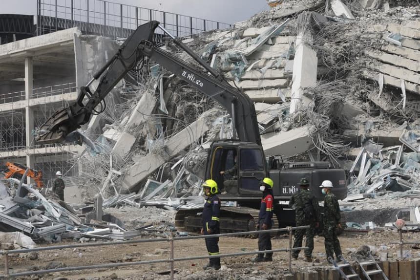 Suben a 13 los cadáveres recuperados de edificio en Bangkok