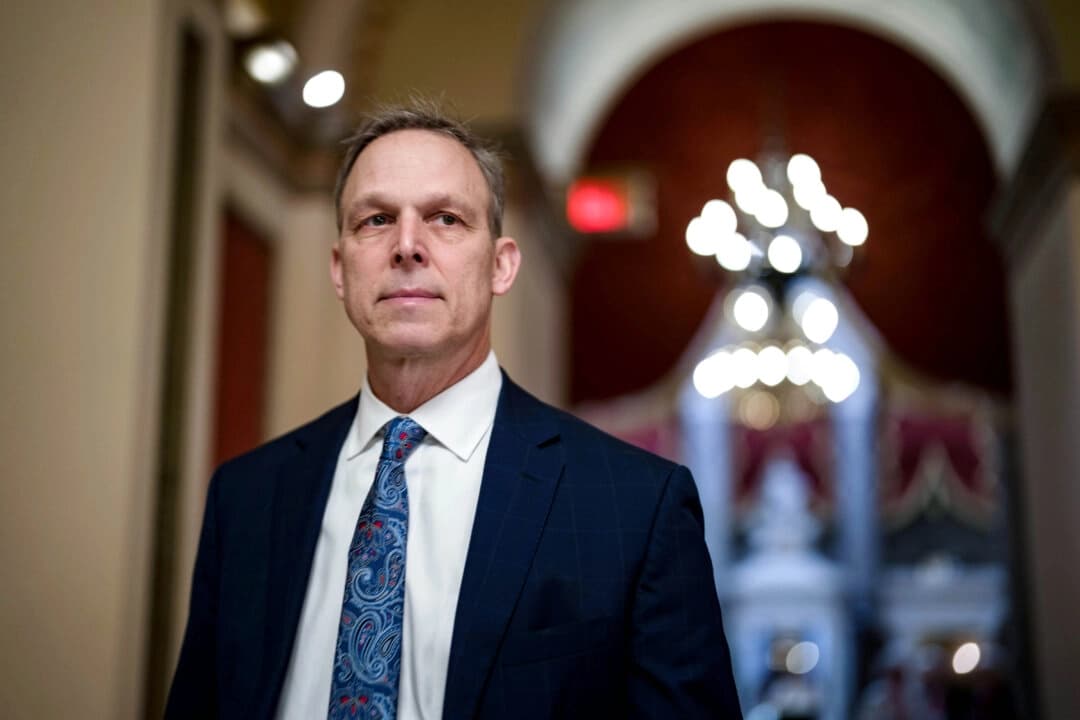 El representante Scott Perry (R-Pa.) camina por el Capitolio de los Estados Unidos en Washington el 12 de enero de 2024. (Kent Nishimura/Getty Images).