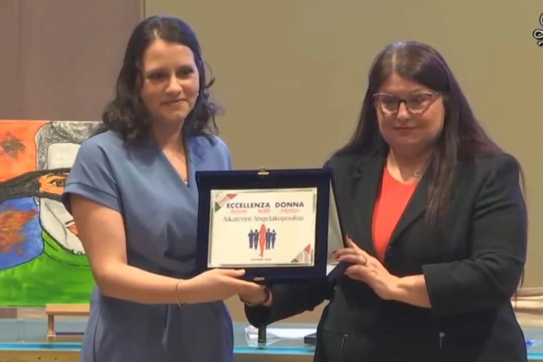 Senadora italiana premia a doctora que lucha por denunciar la sustracción forzada de órganos