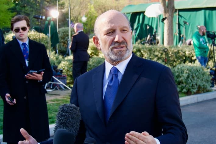 El secretario de Comercio, Howard Lutnick, habla con periodistas en la Casa Blanca, el 9 de abril de 2025. (Travis Gillmore/The Epoch Times)