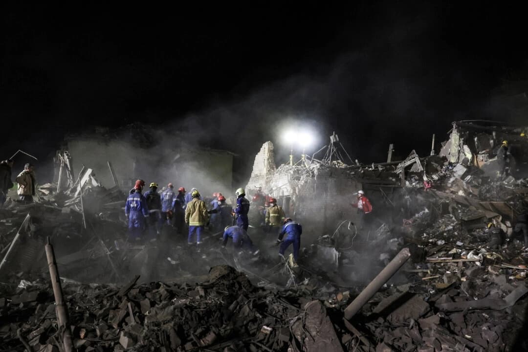 Equipos de rescate ucranianos operan en el lugar de un ataque con misiles rusos en Kiev en la madrugada del 24 de abril de 2025, en medio de la invasión rusa de Ucrania. (STRINGER/AFP a través de Getty Images)