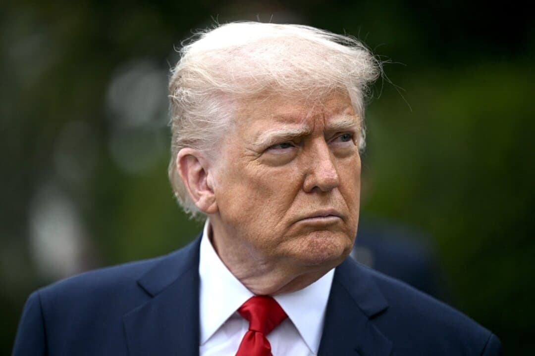 El presidente Donald Trump observa mientras preside el evento anual Easter Egg Roll en el jardín sur de la Casa Blanca el 21 de abril de 2025. (Brendan Smialowski/AFP a través de Getty Images)