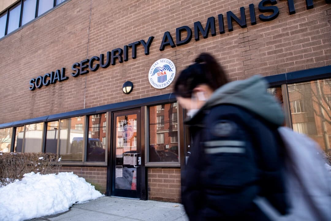 Una mujer pasa frente al edificio de la Administración del Seguro Social en el barrio de Flushing, en la ciudad de Nueva York, el 10 de febrero de 2021. (Chung I Ho/The Epoch Times).