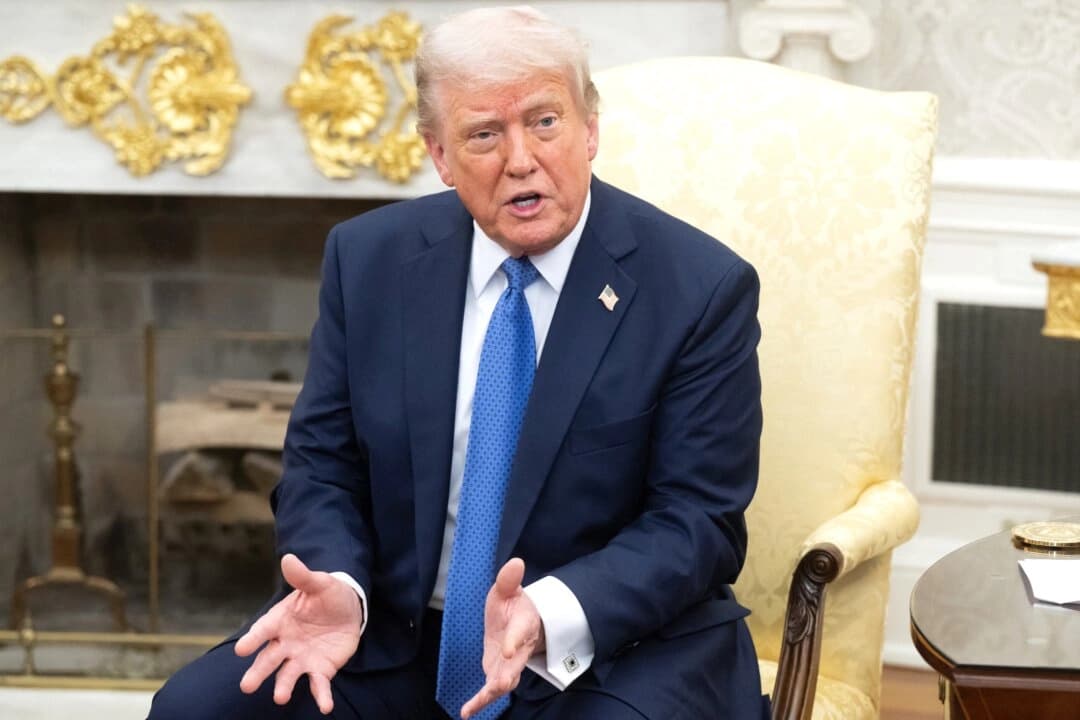 El presidente Donald Trump habla durante una reunión bilateral con el primer ministro de Noruega, Jonas Gahr Store, en el Despacho Oval de la Casa Blanca el 24 de abril de 2025. (Saul Loeb/AFP a través de Getty Images)