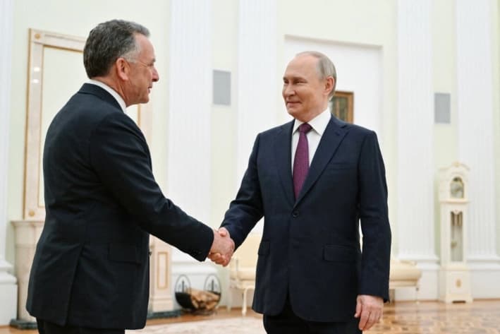 El presidente ruso Vladimir Putin (derecha) saluda al enviado especial estadounidense Steve Witkoff antes de sus conversaciones en Moscú, el 25 de abril de 2025. (Kristina Kormilitsyna/Pool/AFP)
