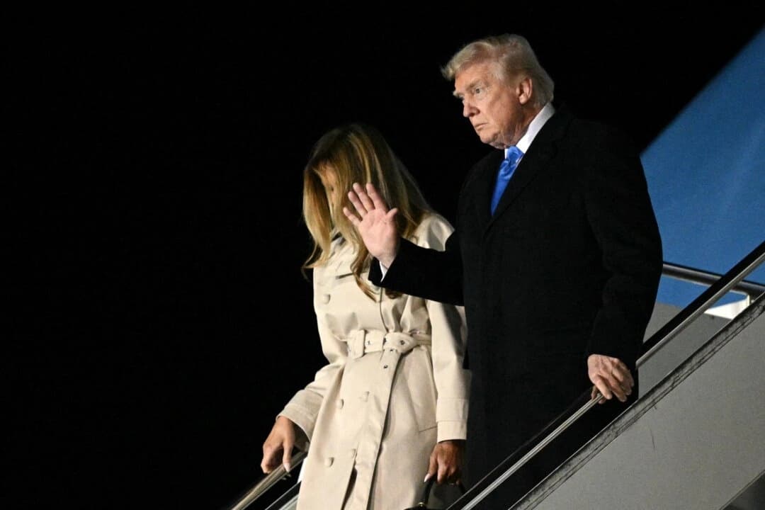 El presidente Donald Trump y la primera dama Melania Trump bajan del Air Force One a su llegada al Aeropuerto Internacional Leonardo da Vinci de Roma el 25 de abril de 2025. (Mandel Ngan/AFP a través de Getty Images)