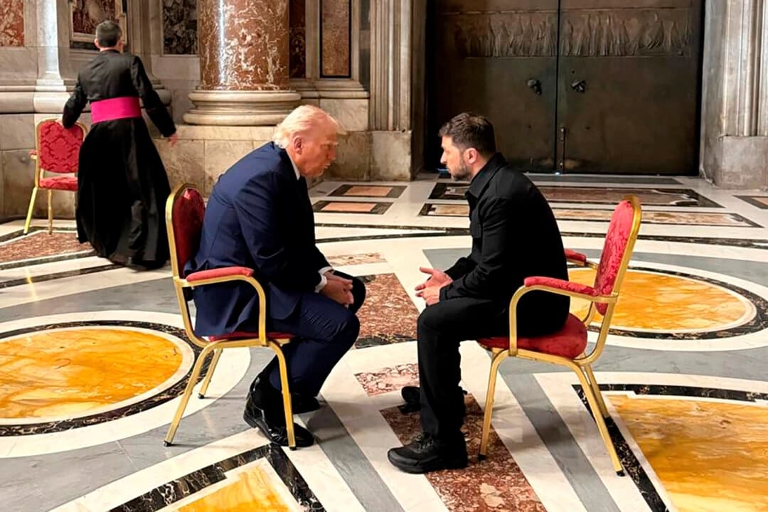 El presidente de Ucrania, Volodimir Zelenski (derecha), y el presidente de Estados Unidos, Donald Trump, conversan mientras asisten al funeral del papa Francisco, en el Vaticano, el 26 de abril de 2025. (Oficina de prensa presidencial de Ucrania a través de AP)