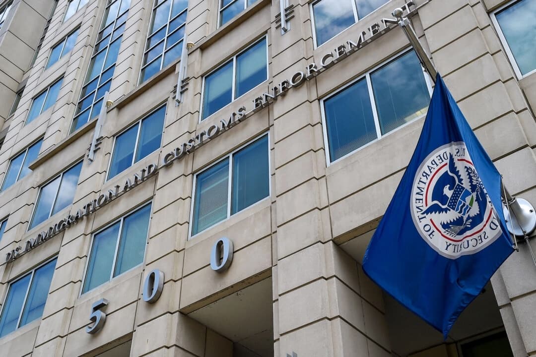 La bandera del Departamento de Seguridad Nacional ondea frente a la sede del Servicio de Inmigración y Control de Aduanas (ICE) en Washington el 17 de julio de 2020. (Olivier Douliery/AFP a través de Getty Images)