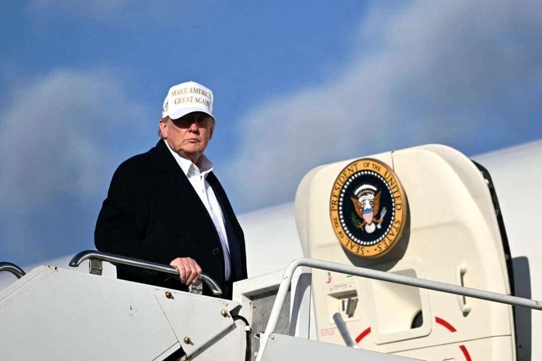 El presidente de EE. UU., Donald Trump, sube al Air Force One a su salida del aeropuerto municipal de Morristown, en Morristown, Nueva Jersey, el 27 de abril de 2025. (Mandel NGAN/AFP)