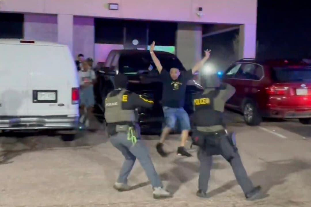 Agentes detienen a un cliente de un club nocturno donde se produjo una redada en Colorado Springs, Colorado, el 27 de abril de 2025, en una imagen de un vídeo. (Administración para el Control de Drogas de Estados Unidos a través de AP)