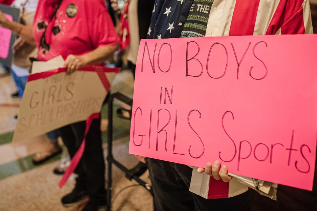 Distrito escolar de California vota a favor de prohibir a los niños practicar deportes femeninos