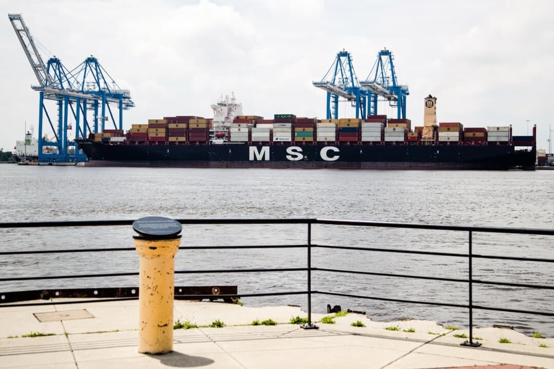 El buque portacontenedores MSC Gayane en el río Delaware, en Filadelfia, el 18 de junio de 2019. (Matt Rourke/AP Photo)
