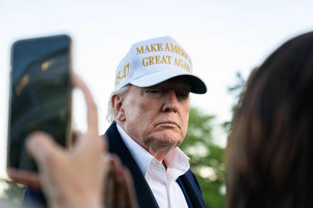El presidente Donald Trump habla con la prensa tras llegar al Jardín Sur de la Casa Blanca a su regreso del funeral del papa Francisco y de una parada en el Trump National Golf Club en Bedminster Township, Nueva Jersey, el 27 de abril de 2025. (Annabelle Gordon/AFP vía Getty Images)