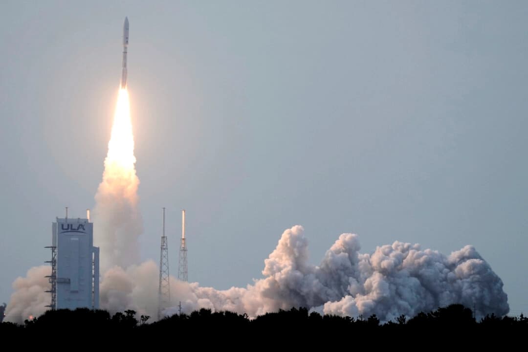 Amazon lanza sus primeros satélites de internet Kuiper para competir con Starlink