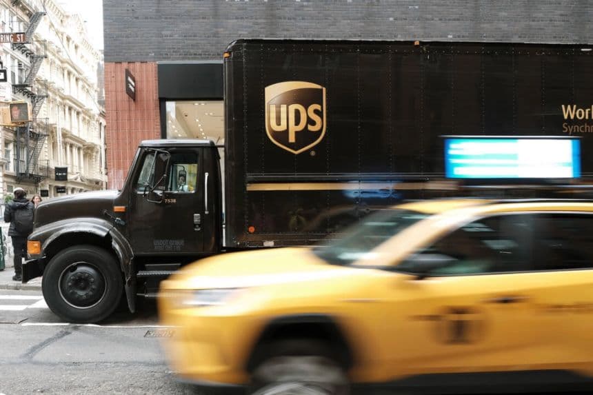 UPS anuncia 20,000 recortes en 2025 y busca acabar con la dependencia de Amazon