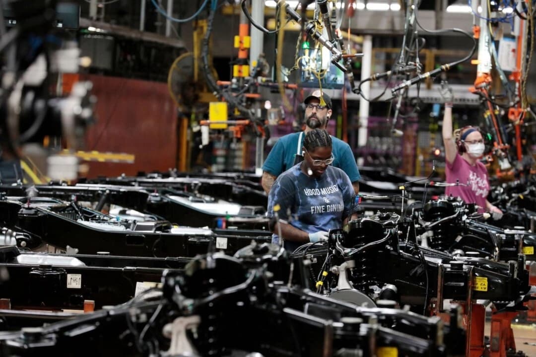 Trabajadores montan motores en el chasis de camionetas F-150 de Ford Motor Co. en su planta de producción de Dearborn, Míchigan, el 20 de septiembre de 2022. (Jeff Kowalsky/AFP a través de Getty Images)
