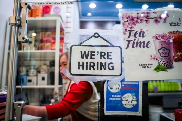 Ofertas de empleo en EE. UU. caen a su nivel más bajo en seis meses y disminuyen los despidos