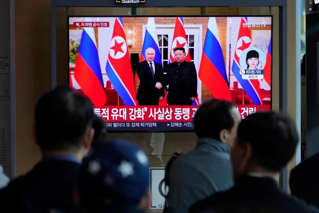 Una pantalla de televisión muestra una imagen de archivo del líder norcoreano Kim Jong Un (derecha) y el presidente ruso Vladimir Putin (izquierda) en Pyongyang, durante un programa de noticias en la estación de tren de Seúl, Corea del Sur, el 28 de abril de 2025. (Ahn Young-joon/AP)