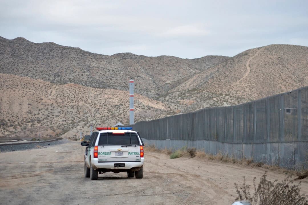 Un agente de la Patrulla Fronteriza de Estados Unidos patrulla Sunland Park, en la frontera entre Estados Unidos y México, junto a Ciudad Juárez, Nuevo México, el 4 de enero de 2016. (Russell Contreras/AP Photo)