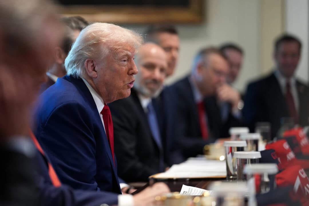 El presidente Donald Trump habla durante una reunión del gabinete en la Casa Blanca, el 30 de abril de 2025. (Andrew Harnik/Getty Images)