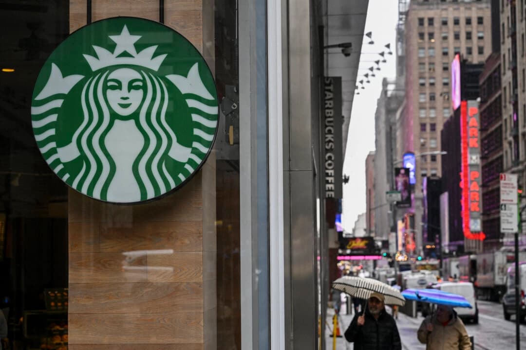 Gente pasa frente a una cafetería Starbucks en la ciudad de Nueva York, el 11 de abril de 2025. (Angela Weiss/AFP vía Getty Images)