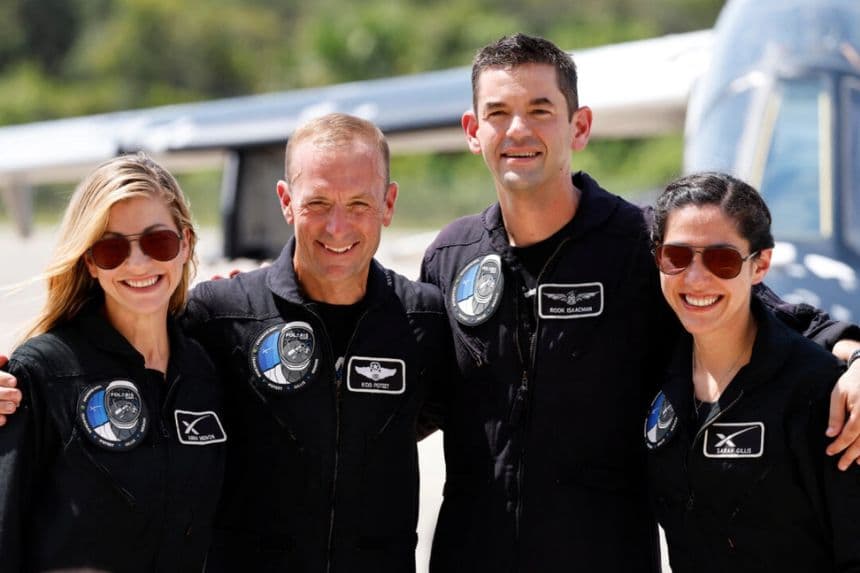 (De izquierda a derecha) Anna Menon, Scott Poteet, el comandante Jared Isaacman y Sarah Gillis, miembros de la tripulación de Polaris Dawn, una misión privada de vuelos espaciales tripulados, asisten a una rueda de prensa en el Centro Espacial Kennedy de Cabo Cañaveral, Florida, el 19 de agosto de 2024. (Joe Skipper/Reuters/File Photo)