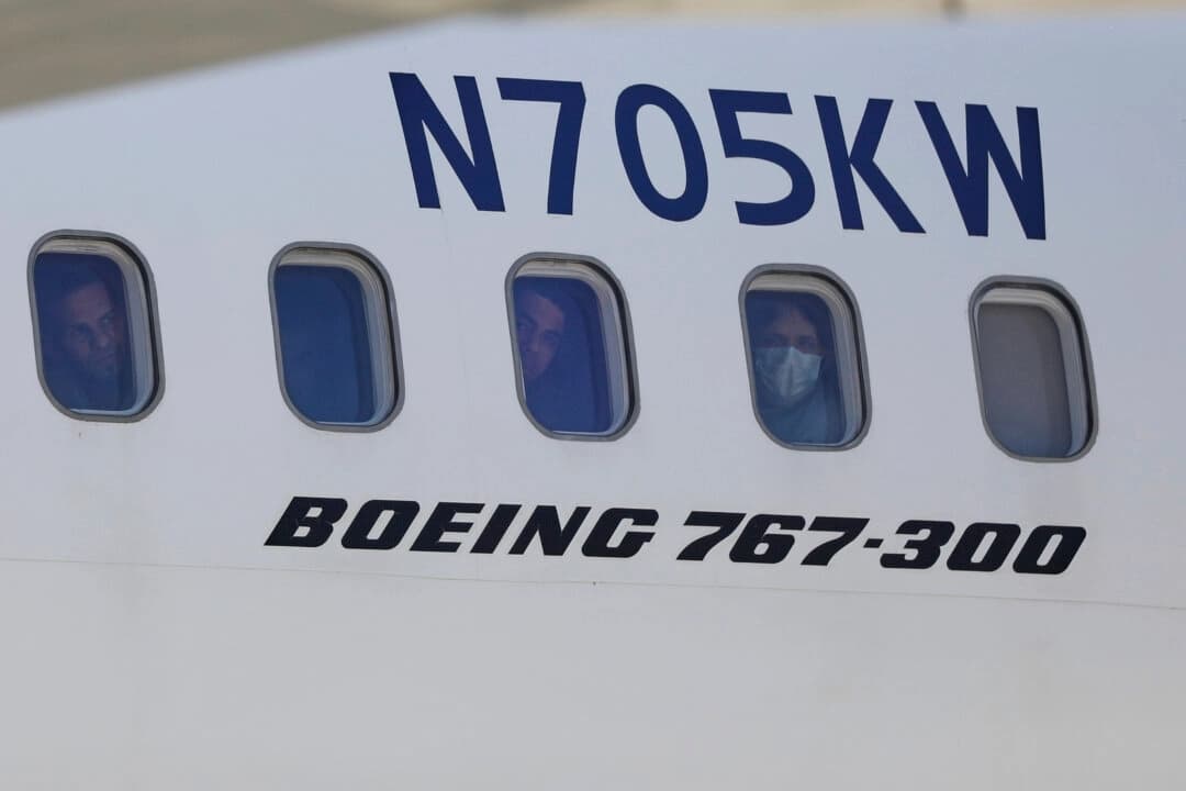 Inmigrantes ilegales venezolanos deportados de Estados Unidos miran a través de las ventanas de un avión de Eastern Airlines al llegar al Aeropuerto Internacional Simón Bolívar de Maiquetía, Venezuela, el 30 de marzo de 2025. (Cristian Hernandez/AP Photo)