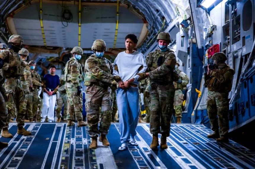 Personal militar de EE. UU. escolta a presuntos miembros de la banda venezolana Tren de Aragua y de la pandilla MS-13, recientemente deportados por el gobierno estadounidense para ser encarcelados en el Centro de Confinamiento del Terrorismo (CECOT), como parte de un acuerdo con el gobierno salvadoreño, en San Luis Talpa, El Salvador, el 30 de marzo de 2025. (Secretaría de Prensa de la Presidencia/Distribuida vía Reuters)