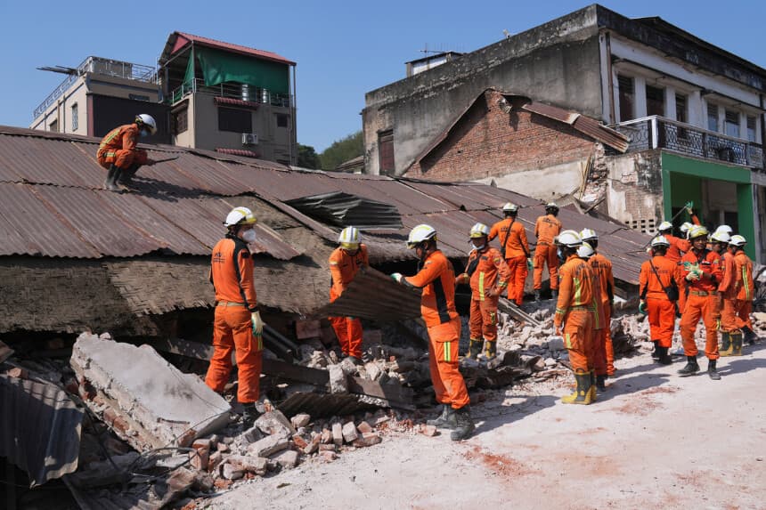 Crisis humanitaria se agrava por guerra civil tras terremoto de Birmania, van 2700 muertos