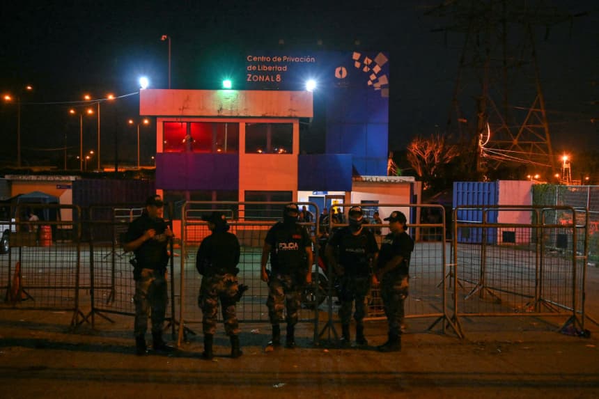 Agentes de policía montan guardia en el exterior del complejo penitenciario Regional 8 tras una "revuelta interna" en el pabellón Guayas 4, en Guayaquil, Ecuador, el 27 de marzo de 2024. (Marcos Pin/AFP vía Getty Images)
