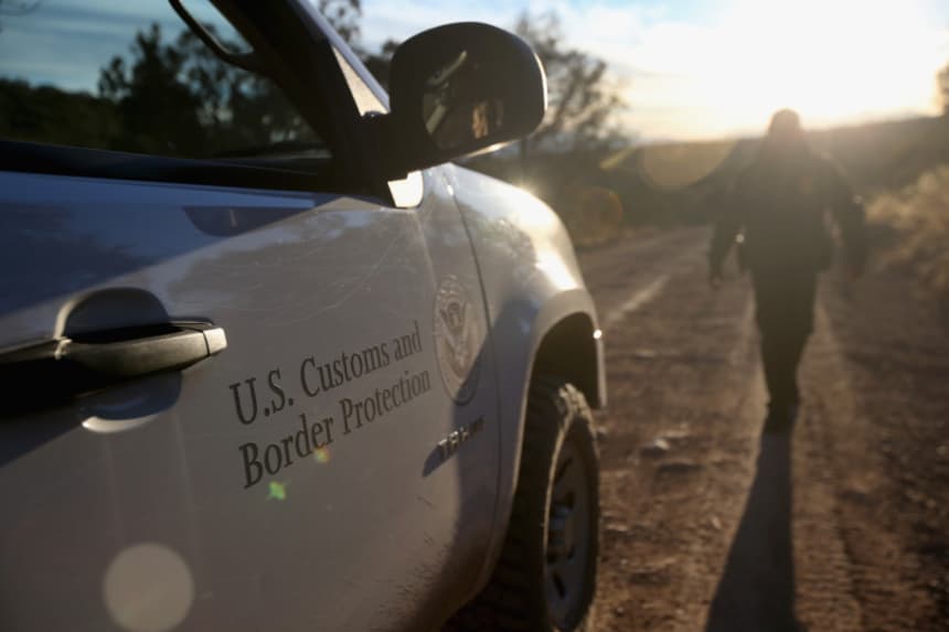 Sentencian a exoficial de la CBP que contrabandeaba inmigrantes por miles de dólares