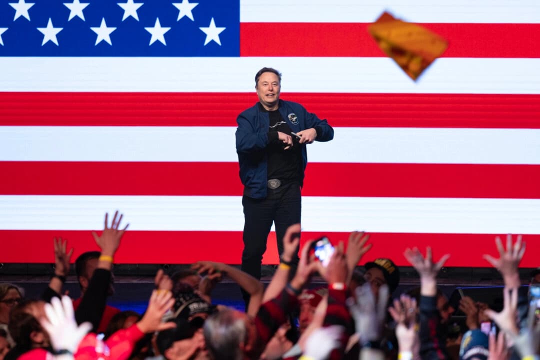 Elon Musk lanza un sombrero con forma de cabeza de queso que llevaba puesto a la multitud en una reunión pública en el Centro de Convenciones KI en Green Bay, Wisconsin, el 30 de marzo de 2025. (Scott Olson/Getty Images)